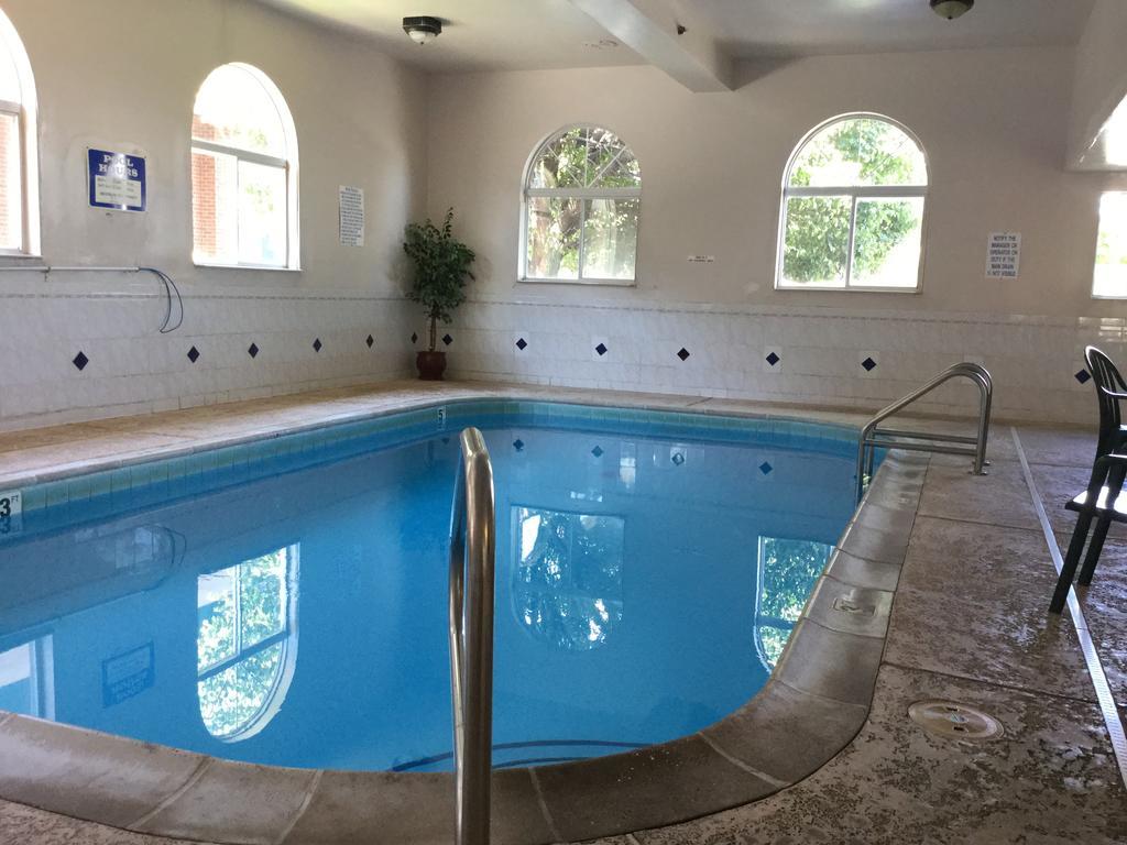 Americas Best Value Inn And Suites Saint Charles Exterior foto